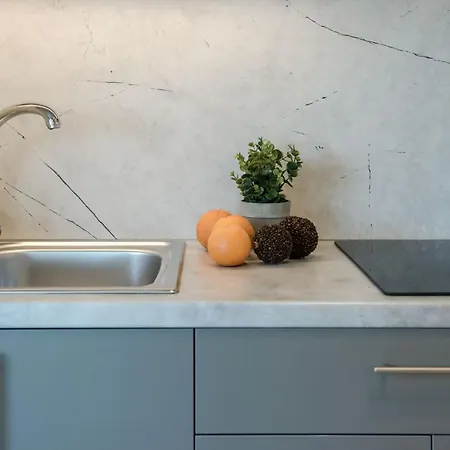 Sofia - Yiota & アパート